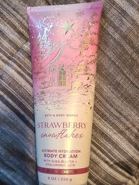 Bath & Body Works Strawberry Snowflakes Body Cream - 8 Oz